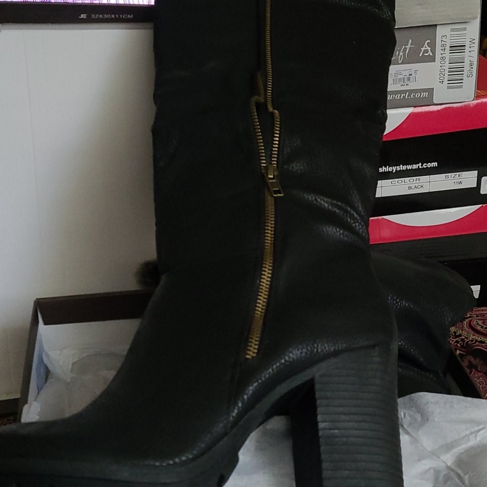 Shoe's - Picture 2 of 3